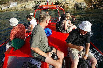 Enjoying Sostis' boat tour from Plaka to Akrotiri (Photo: Tom Pfeiffer)