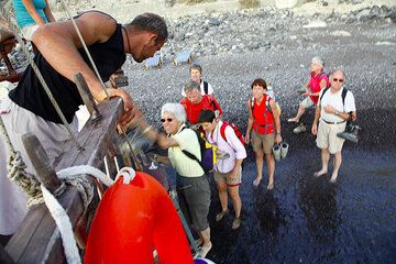Getting on board of Minas' kaiki (Photo: Tom Pfeiffer)