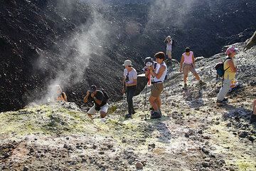Group at Nea Kameni (Photo: Tom Pfeiffer)