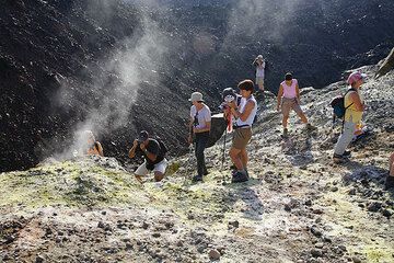 Gruppe in Nea Kameni (Photo: Tom Pfeiffer)