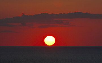 The sun is touching the horizon. (Photo: Tom Pfeiffer)