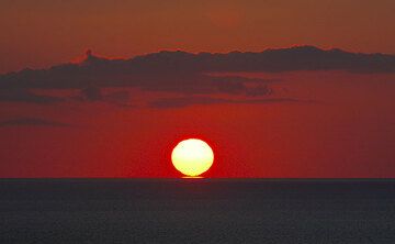 Die Sonne berührt den Horizont. (Photo: Tom Pfeiffer)