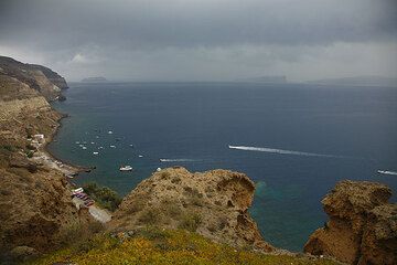 View over the caldera with a storm cloud (Photo: Tom Pfeiffer)