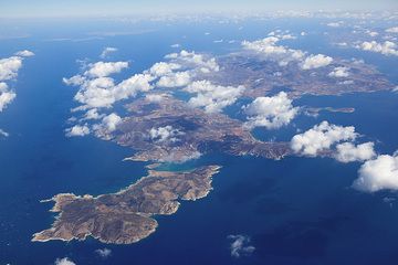 From left to right, (now uninhabited) Despotiko, Antiparos and Paros Islands in the central Cyclades (Greece) seen from the air (Photo: Tom Pfeiffer)