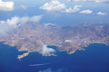 Die Insel Ios (Zykladen) aus der Luft gesehen (Photo: Tom Pfeiffer)