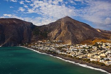 Profitis Ilias mountain and Kamari town with its nice beach in the forground. (Photo: Tom Pfeiffer)