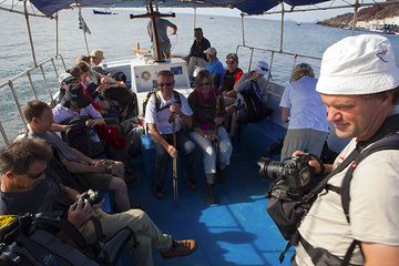 Thierry and our group on the first boat trip. (Photo: Tom Pfeiffer)