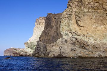 The colorful weathered volcanic cliffs of southern Akrotiri (Photo: Tom Pfeiffer)
