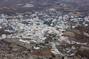 The village of Emporio seen from above (Photo: Tom Pfeiffer)