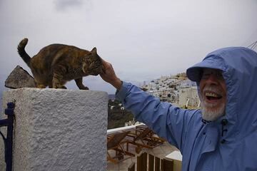 Two happy living beings meet on a cloudy day in Merovigli (Santorini)! (Photo: Tom Pfeiffer)