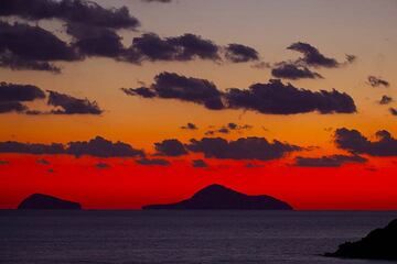 Farbenfroher Sonnenuntergang in Akrotiri (Santorini), im Oktober 2011, mit extrem klarem Blick auf die vulkanischen Christiania-Inseln. (Photo: Tom Pfeiffer)