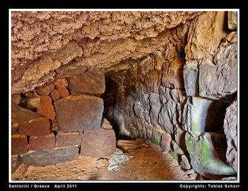 Eingang zu einer wahrscheinlich vorgeschichtlichen Zisterne, die bis in die Neuzeit verwendet wurde. Eines der beeindruckendsten Bauwerke Santorins. Die Zisterne liegt direkt unter einem Lavastrom des Mavro Vouno Vulkans. (Photo: Tobias Schorr)