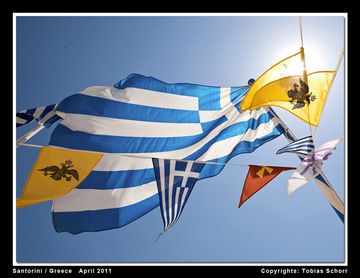 Drapeaux grecs à Ia (Photo: Tobias Schorr)