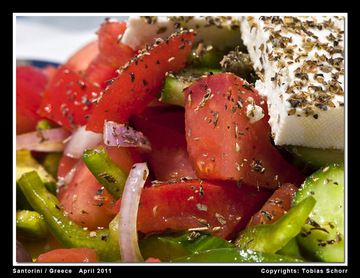 Greek & Santorinian sald - a delicious speciality! (Photo: Tobias Schorr)