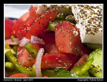 Ensalada griega y santoriniana: ¡una deliciosa especialidad! (Photo: Tobias Schorr)