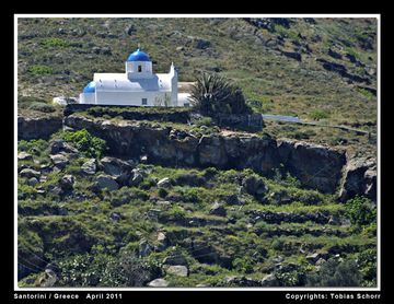 Capilla sobre el flujo de lava del volcán Mavro Vouno cerca del pueblo de Ia (Photo: Tobias Schorr)