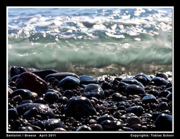 Wellen brechen an den Kieseln des Vlyhada-Strands (Photo: Tobias Schorr)