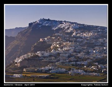 Vue sur le sommet de la caldeira de Santorin avec la ville capitale de Thira sur son bord. (Photo: Tobias Schorr)