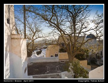 The village square in front of teh entrance to the castle of Pyrgos (Photo: Tobias Schorr)