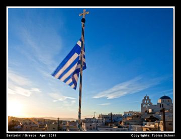 The Greek flag over Pyrgos village (Photo: Tobias Schorr)