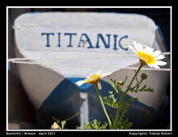 Fischerboot auf der Insel Thirasia - eine Erinnerung an die MS Sea Diamond, die 2006 vor der Kalderainnenseite im Meer versenkt wurde? (Photo: Tobias Schorr)