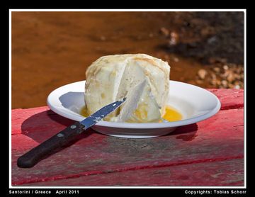 Goat´s cheese from Sostis farm on the volcanic island of Palea Kameni (Photo: Tobias Schorr)