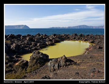 The green crater lake of the 1700 AD eruption on the island of Palea Kameni. (Photo: Tobias Schorr)