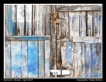 Old door at Thira town (Photo: Tobias Schorr)