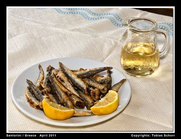 Una comida típica griega: pescado fresco y vid local. (Photo: Tobias Schorr)
