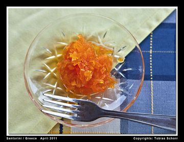 We do not tell you the secret about this tasty sweet made by Barbara in "Capitan Dimitris Tavern" at Acrotiri... (Photo: Tobias Schorr)