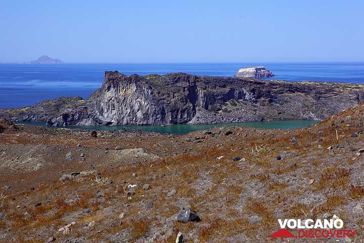 Palea Kameni island seen from Nea Kameni (Photo: Tom Pfeiffer)