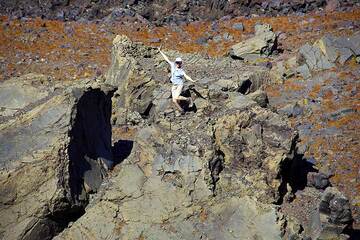 Isabel on top of the giant breadcrust bomb west of the Georgios crater (Photo: Tom Pfeiffer)