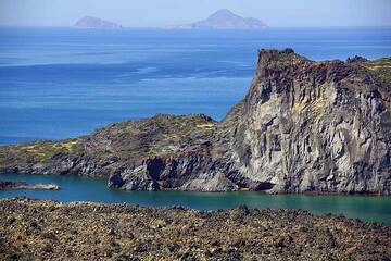 La pared vertical del acantilado del lado este de Palea Kameni. Probablemente alrededor de 1457-58 d.C., una parte de la isla se rompió, exponiendo el interior fracturado concéntricamente de la cúpula de lava que forma la isla y que apareció en la cal (Photo: Tom Pfeiffer)