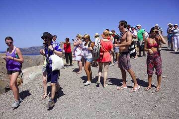 Tourist crowd arriving at the crater of Nea Kameni (Photo: Tom Pfeiffer)