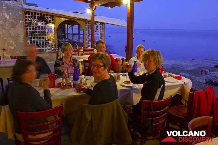 Dinner in one of the coziest and best beach tavernas on Santorini ("Cave of Nicolas" at the Akrotiri beach) (Photo: Tom Pfeiffer)
