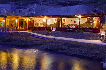 La taverne Grotte de Nicolas sur la plage d'Akrotiri le soir (Photo: Tom Pfeiffer)