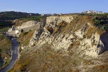 Pumice canyon between Megalochori and Pirgos, Santorini (Photo: Tom Pfeiffer)