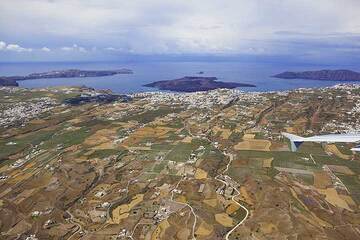 Vue aérienne de la partie orientale de Santorin avec la caldeira derrière. La capitale Fira est au centre de l'image. (Photo: Tom Pfeiffer)