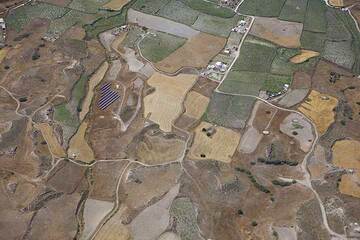 Vista aérea de los campos de habas y viñedos que salpican la parte plana oriental de Santorini, cerca de Exo Gialos. (Photo: Tom Pfeiffer)