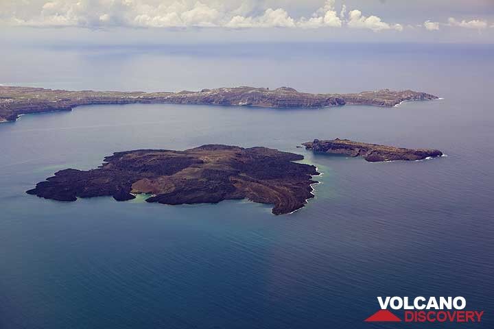 (L) del Nea Kameni y Palea Kameni islas volcánicas en el centro de la caldera de Santorini desde el aire.La península de Akrotiri, en la parte de atrás... (Photo: Tom Pfeiffer)