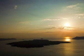 Blick über die Insel Nea Kameni, Santorini bei Sonnenuntergang (Photo: Tom Pfeiffer)