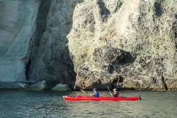 Exploring the fascinating cliffs of Santorini by sea kayak is a great way to enjoy the scenery (Photo: Tom Pfeiffer)