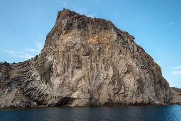 Cross-section of the 80 m diameter lava dome that composes the main part of Palea Kameni; note the concentric fractures in the inner part and the ring-shaped margin of radial fractures. (Photo: Tom Pfeiffer)