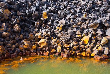 Iron-rich mud in a warm-water bay of Nea Kameni, formed by submarine hydrothermal activity. (Photo: Tom Pfeiffer)