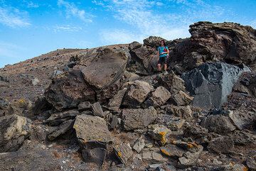 Large bread-crust bomb; apparently, it had formed by agglutinating layers of lava around a large lithic core. (Photo: Tom Pfeiffer)