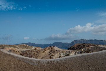 View across the main crater of Nea Kameni volcano (Georgios crater) (Photo: Tom Pfeiffer)