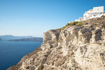 Hotel built on top of the 1613 BC Minoan pumice layer at the caldera cliff of Santorini (Photo: Tom Pfeiffer)