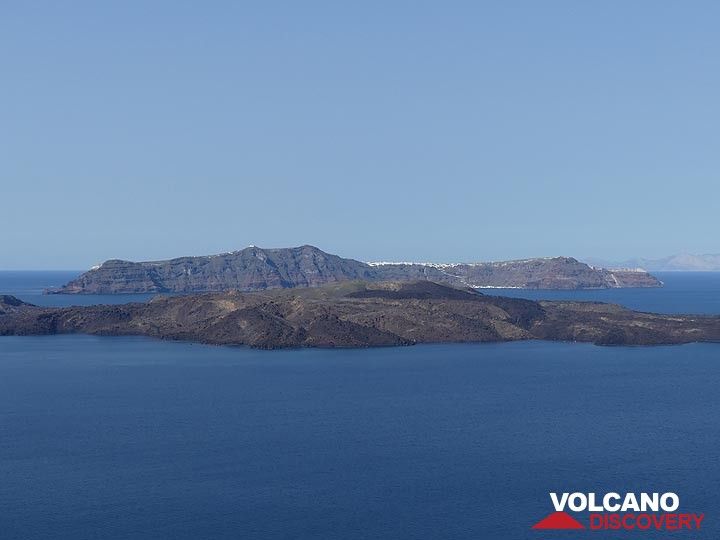 The youngest volcanic island of the Santorini group, Nea Kameni, is formed in the centre of the olde calder. The island of Therasia in the back ground is part of the older volcanic  caldera. (Photo: Ingrid Smet)