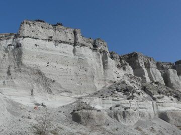 The walls in this quarry near Akrotiri show the 4 different layers that were deposited during the last major eruption of Santorini ca. 3600 years ago. (Photo: Ingrid Smet)
