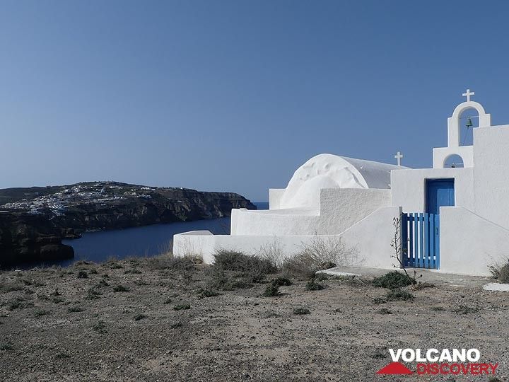 White washed chapels and churches with 'Aegean blue' doors and roofs are strewn all over the islands. (Photo: Ingrid Smet)